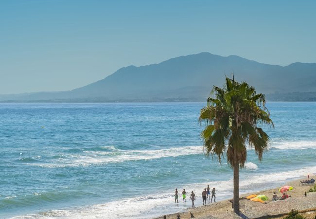 Villa i Marbella - Beachfront Villa with Heated Pool & Spa