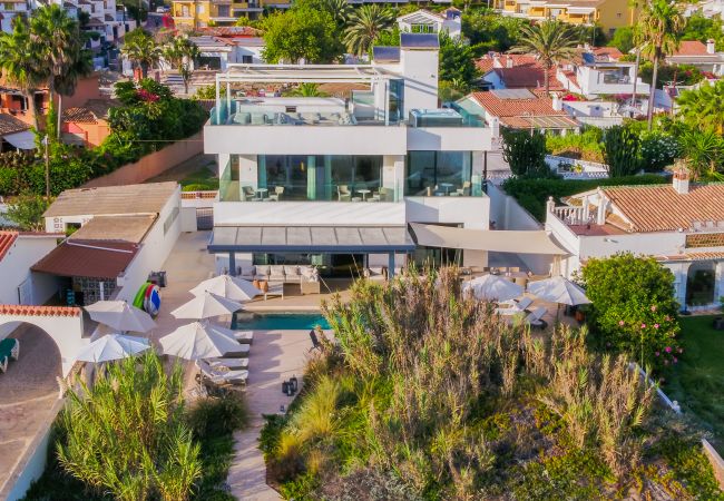 Villa i Marbella - Beachfront Villa with Heated Pool & Spa