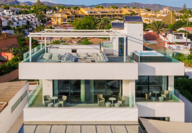 Villa i Marbella - Beachfront Villa with Heated Pool & Spa