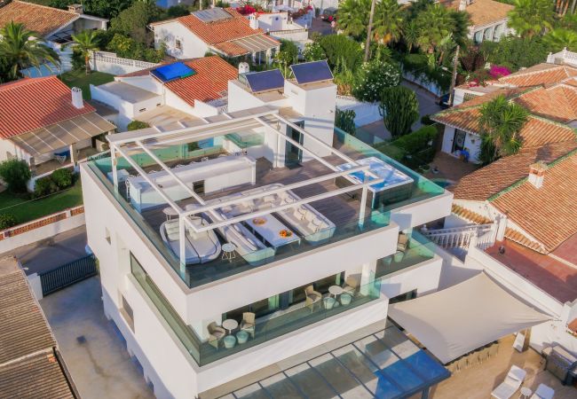 Villa i Marbella - Beachfront Villa with Heated Pool & Spa