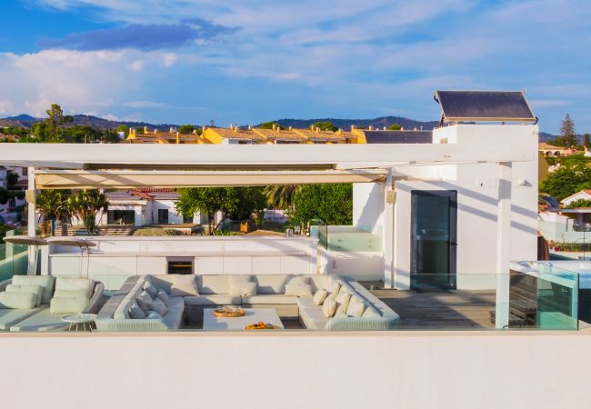 Villa i Marbella - Beachfront Villa with Heated Pool & Spa