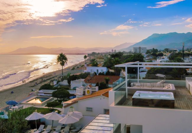 Villa i Marbella - Beachfront Villa with Heated Pool & Spa
