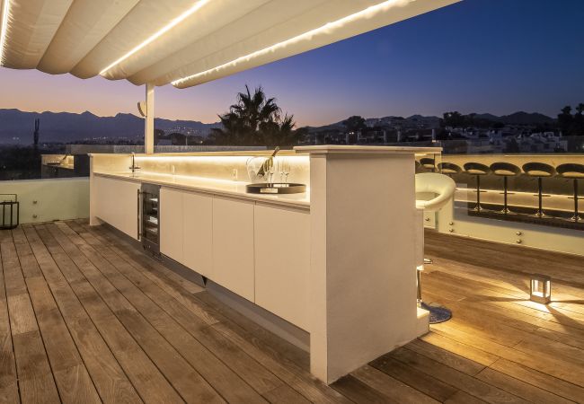 Villa i Marbella - Beachfront Villa with Heated Pool & Spa