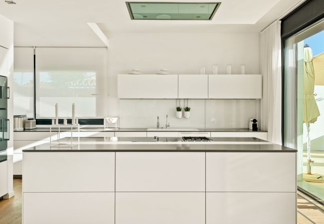 Villa i Marbella - Beachfront Villa with Heated Pool & Spa