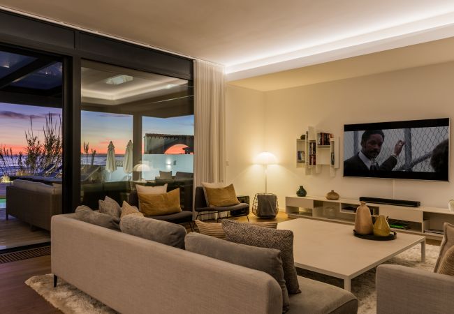 Villa i Marbella - Beachfront Villa with Heated Pool & Spa