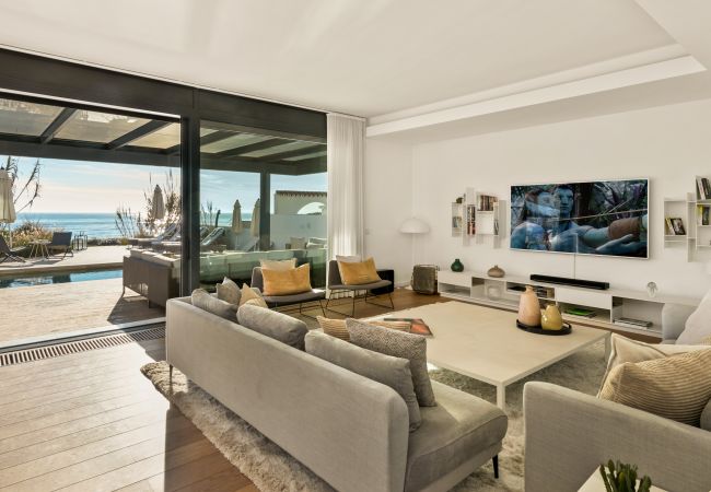 Villa i Marbella - Beachfront Villa with Heated Pool & Spa