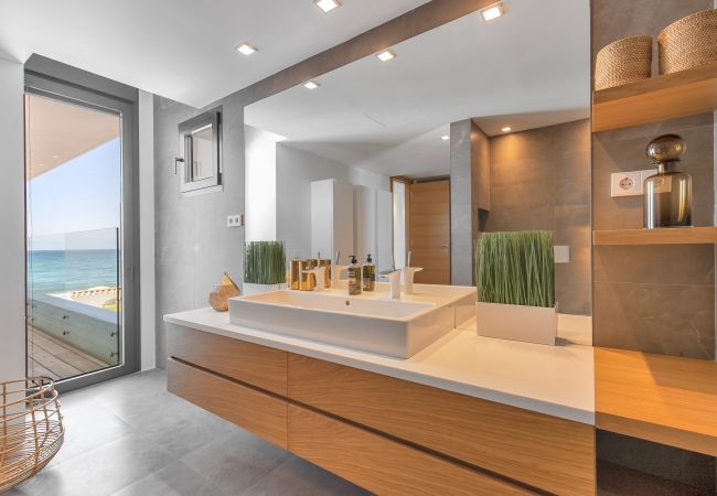 Villa i Marbella - Beachfront Villa with Heated Pool & Spa