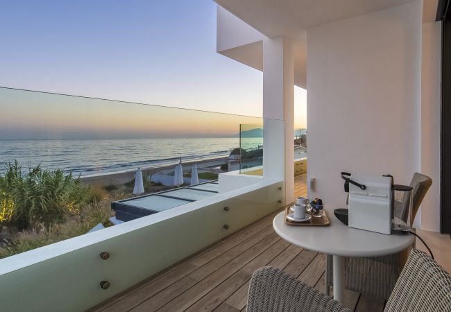 Villa i Marbella - Beachfront Villa with Heated Pool & Spa