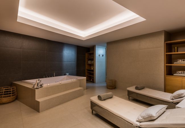 Villa i Marbella - Beachfront Villa with Heated Pool & Spa