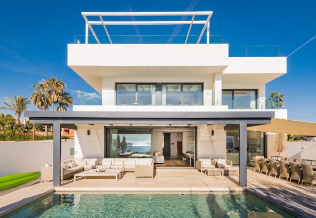 Villa i Marbella - Beachfront Villa with Heated Pool & Spa
