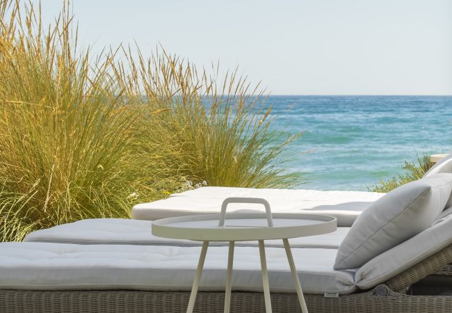 Villa i Marbella - Beachfront Villa with Heated Pool & Spa