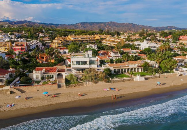 Villa i Marbella - Beachfront Villa with Heated Pool & Spa