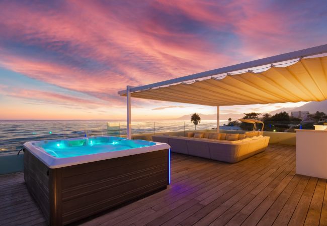 Villa i Marbella - Beachfront Villa with Heated Pool & Spa
