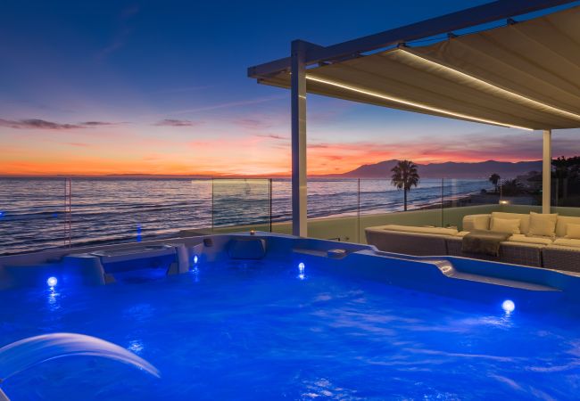 Villa i Marbella - Beachfront Villa with Heated Pool & Spa