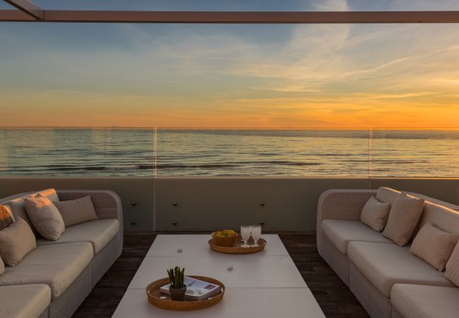Villa i Marbella - Beachfront Villa with Heated Pool & Spa