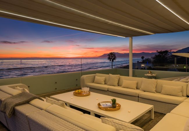 Villa i Marbella - Beachfront Villa with Heated Pool & Spa
