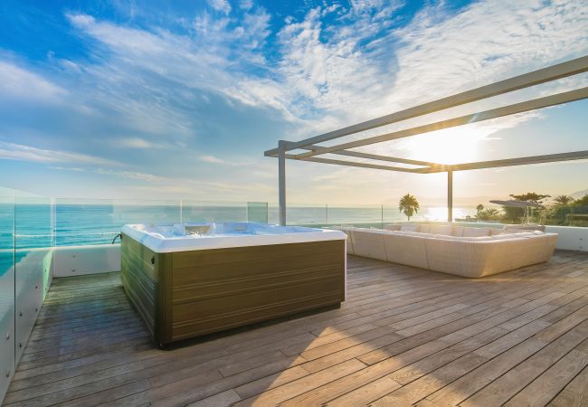 Villa i Marbella - Beachfront Villa with Heated Pool & Spa