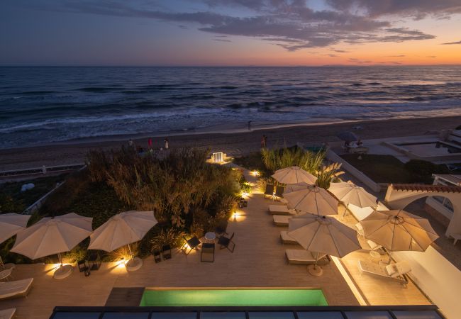 Villa i Marbella - Beachfront Villa with Heated Pool & Spa