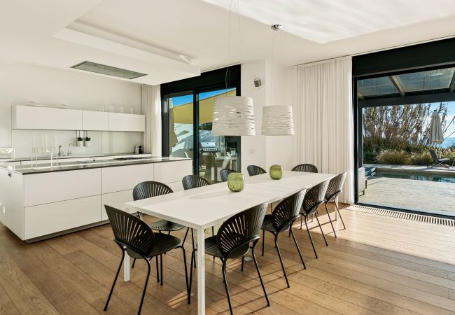 Villa i Marbella - Beachfront Villa with Heated Pool & Spa