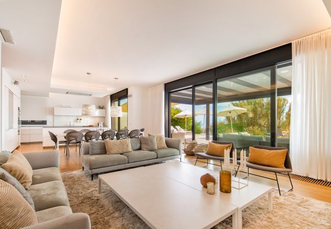 Villa i Marbella - Beachfront Villa with Heated Pool & Spa