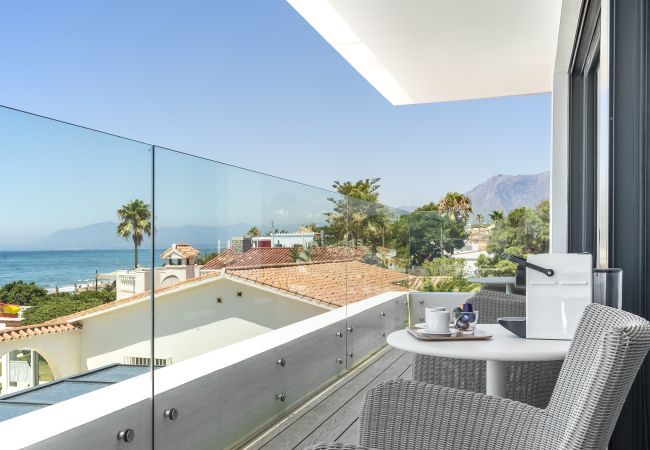 Villa i Marbella - Beachfront Villa with Heated Pool & Spa