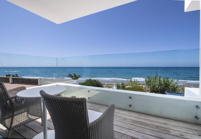 Villa i Marbella - Beachfront Villa with Heated Pool & Spa
