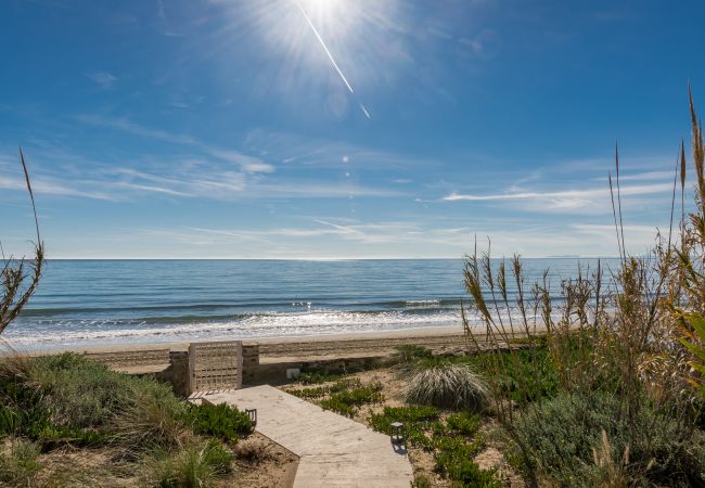 Villa i Marbella - Beachfront Villa with Heated Pool & Spa