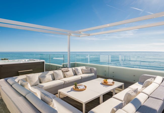 Villa i Marbella - Beachfront Villa with Heated Pool & Spa