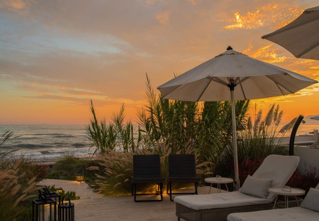 Villa i Marbella - Beachfront Villa with Heated Pool & Spa