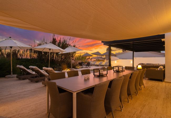 Villa i Marbella - Beachfront Villa with Heated Pool & Spa