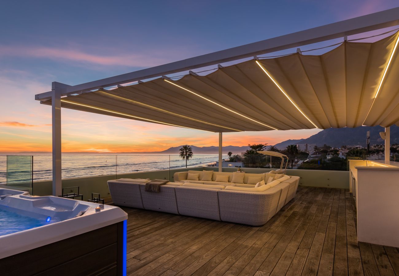 Villa i Marbella - Beachfront Villa with Heated Pool & Spa