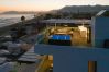 Villa i Marbella - Beachfront Villa with Heated Pool & Spa