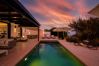 Villa i Marbella - Beachfront Villa with Heated Pool & Spa