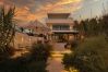 Villa i Marbella - Beachfront Villa with Heated Pool & Spa