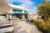 Villa i Marbella - Beachfront Villa with Heated Pool & Spa