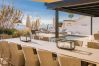 Villa i Marbella - Beachfront Villa with Heated Pool & Spa
