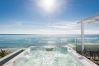 Villa i Marbella - Beachfront Villa with Heated Pool & Spa