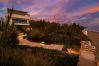 Villa i Marbella - Beachfront Villa with Heated Pool & Spa