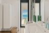 Villa i Marbella - Beachfront Villa with Heated Pool & Spa