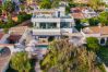 Villa i Marbella - Beachfront Villa with Heated Pool & Spa