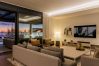 Villa i Marbella - Beachfront Villa with Heated Pool & Spa