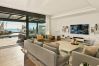 Villa i Marbella - Beachfront Villa with Heated Pool & Spa