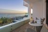 Villa i Marbella - Beachfront Villa with Heated Pool & Spa