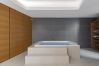 Villa i Marbella - Beachfront Villa with Heated Pool & Spa