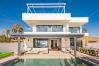 Villa i Marbella - Beachfront Villa with Heated Pool & Spa
