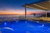 Villa i Marbella - Beachfront Villa with Heated Pool & Spa