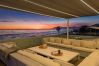 Villa i Marbella - Beachfront Villa with Heated Pool & Spa