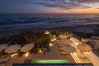 Villa i Marbella - Beachfront Villa with Heated Pool & Spa