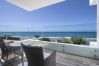 Villa i Marbella - Beachfront Villa with Heated Pool & Spa