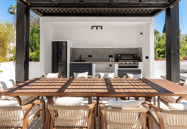 Villa i Marbella - Elegant Villa with sea Views & Pool Marbella